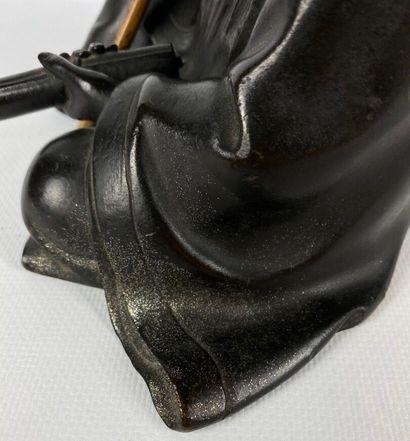 null JAPON, période Meiji (1868-1912).

Sujet en bronze patiné figurant un sage,...
