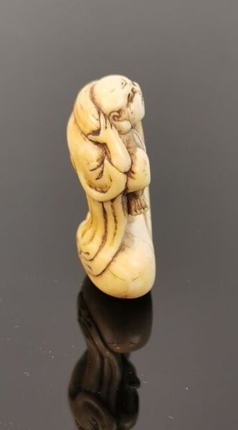 null JAPON, XIXème siècle.

Netsuke en ivoire sculpté figurant un immortel portant...