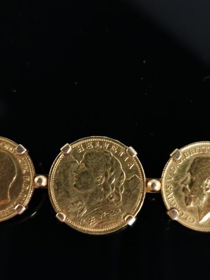 null Broche barette en or jaune ornée de trois pièces en or : deux souverains Georges...