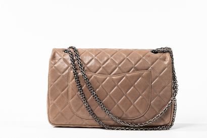 null CHANEL.

Grand sac 2.55 en cuir de veau vieilli taupe matelassé, fermoir et...