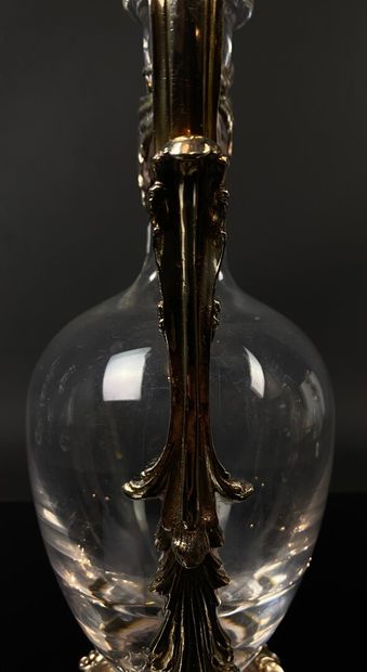 null HENIN, Paris.

Carafe en verre à monture en métal argenté. 

H_ 29 cm