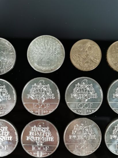 null Lot de pièces en argent comprenant : 

- une pièce en argent Mexicain peso,...