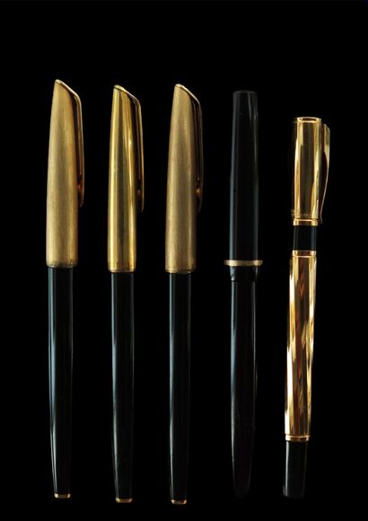 null WATERMAN. 

Lot de trois stylo plumes en métal doré et bakélite noire, les plumes...