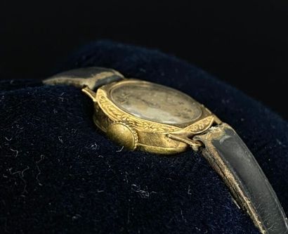 null Deux montres bracelet de dame, les boitiers en or jaune, les bracelets en cuir.

Poids...