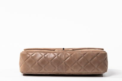 null CHANEL.

Grand sac 2.55 en cuir de veau vieilli taupe matelassé, fermoir et...