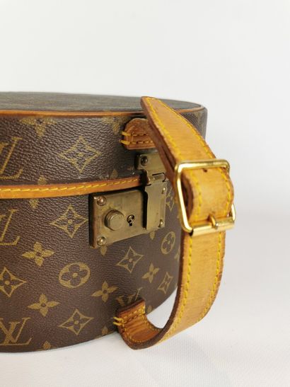 null LOUIS VUITTON, Paris.

Boîte à chapeau en toile enduite monogram et cuir naturel,...