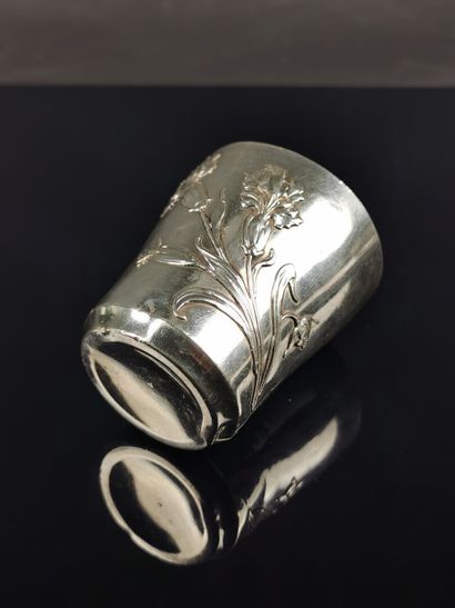 null Timbale en argent à décor en relief d'iris.

Epoque Art Nouveau.

H_7,5 cm.

90,03...