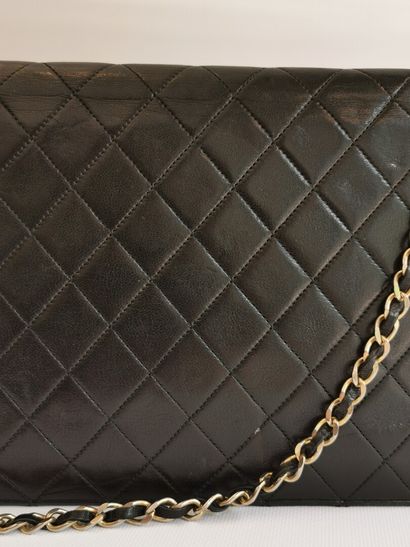 null 
CHANEL.




Sac classique 25 en cuir matelassé noir à rabat siglé du monogramme....