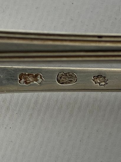 null Pince à sucre en argent à décor de coquilles. 

XVIIIème siècle.

L_15,8 cm.

54,10...