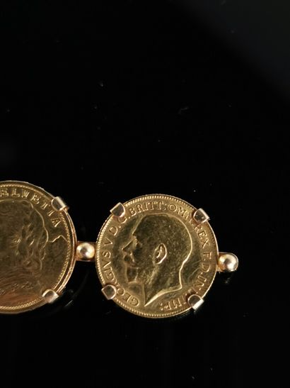  Broche barette en or jaune ornée de trois pièces en or : deux souverains Georges...