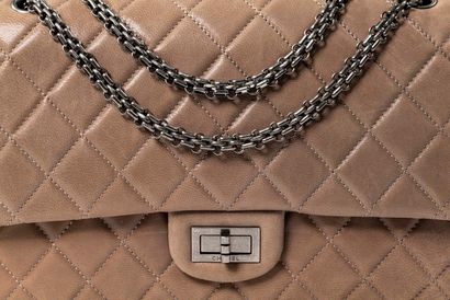 null CHANEL.

Grand sac 2.55 en cuir de veau vieilli taupe matelassé, fermoir et...