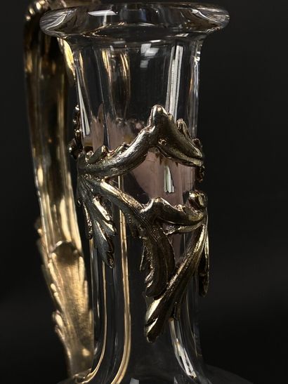 null HENIN, Paris.

Carafe en verre à monture en métal argenté. 

H_ 29 cm