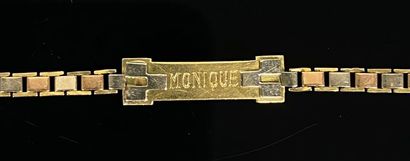 null Gourmette en or jaune et blanc, gravée "Monique", avec une médaille angelot...