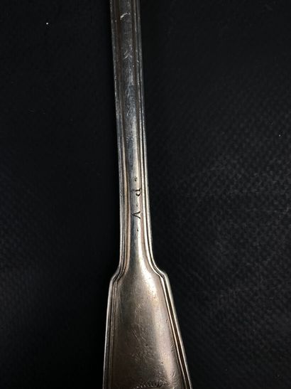 null Cuillère à ragoût en argent, modèle filet.

La spatule ornée d'armoiries sous...