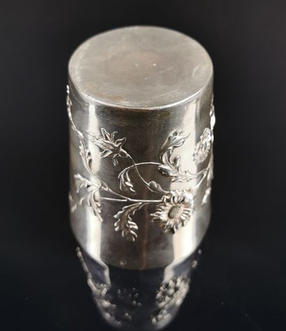 null Timbale en argent à décor de tiges de marguerites, chiffrée.

H_9 cm.

139,13...