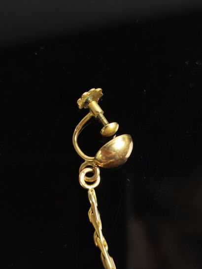 null Paire de pendants d'oreilles en or jaune à décor de volutes ajourées, ornés...