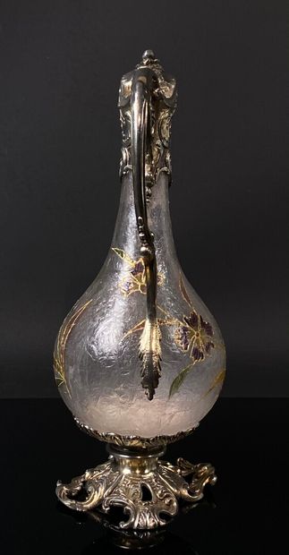 null Carafe en verre givré émaillé polychrome de fleurs, la monture en métal argenté...