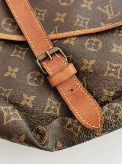 null LOUIS VUITTON, Paris. 

Sac "Saumur" GM 40cm en toile monogram et cuir naturel...