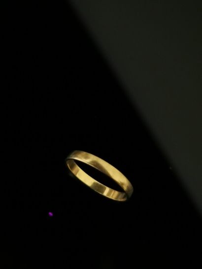 null Alliance jonc en or jaune, gravée à l'intérieur de l'anneau. 

Tour de doigt...