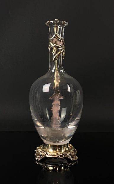 null HENIN, Paris.

Carafe en verre à monture en métal argenté. 

H_ 29 cm