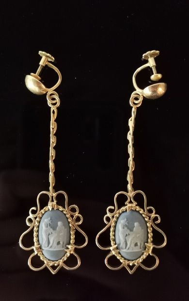 null Paire de pendants d'oreilles en or jaune à décor de volutes ajourées, ornés...