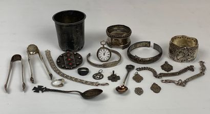 null Ensemble de petits objets et de bijoux en argent.

294 grammes, 950°/00.

On...