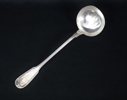 null Louche en argent modèle filet.

Chiffrée L.R.

L_32,8 cm.

250 grammes, 950...