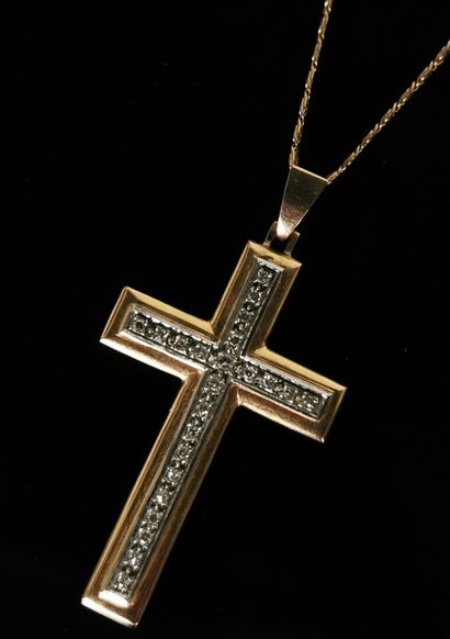  Chaine en or jaune et pendentif en forme de croix en or jaune et argent serti de...