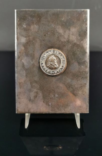 null Boîte à allumettes en métal argenté, à décor d'une pièce figurant Henri IV.

L_10,5...