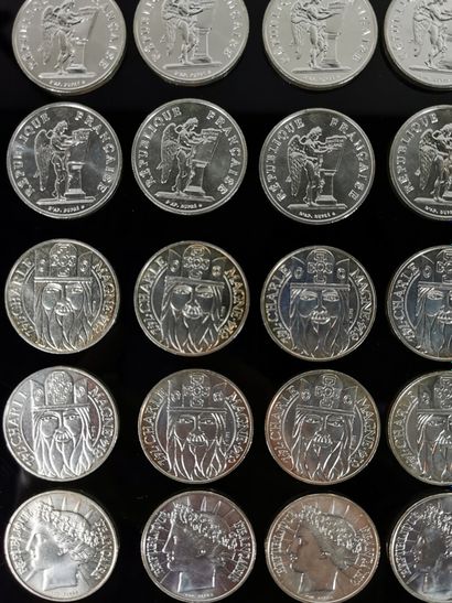 null Lot de pièces en argent comprenant : 

- une pièce en argent Mexicain peso,...