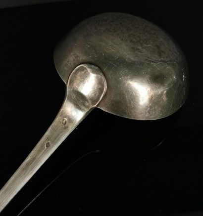 null Louche en argent, modèle uniplat chiffré.

205,46 grammes, 950°/00, légères...