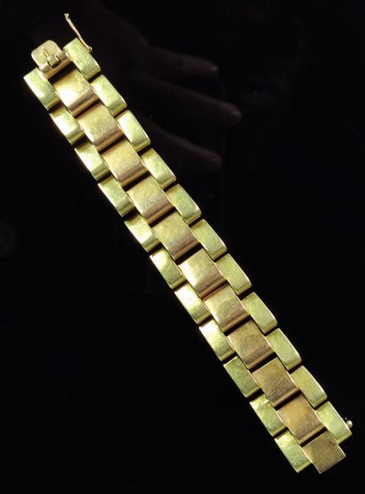 null Bracelet tank en or jaune et or rose.

L_17,5 cm.

85,61 grammes, 18K, 750°...