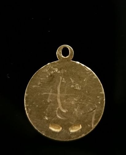 null Médaille en or jaune figurant un saint tenant l'Enfant.

D_1,6 cm.

2,33 grammes,...