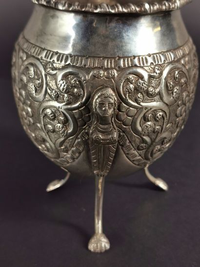 null Vase de forme jarre tripode en argent à décor repoussé et ciselé de fleurs et...