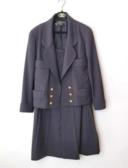 null CHANEL Boutique.

Tailleur bleu marine comprenant une veste et une jupe.

Taille...