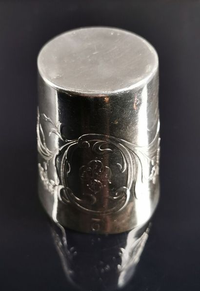 null Timbale en argent à décor de rinceaux d'oeillets et d'un chiffre.

Epoque Art...