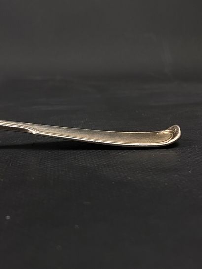 null Cuillère à ragoût en argent, modèle filet.

La spatule ornée d'armoiries sous...