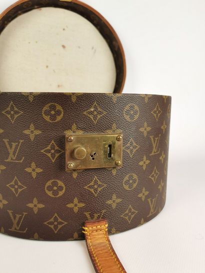 null LOUIS VUITTON, Paris.

Boîte à chapeau en toile enduite monogram et cuir naturel,...