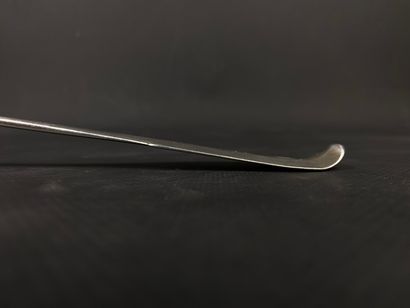 null Cuillère à ragoût en argent, modèle uniplat.

XVIIIème siècle.

L_31,3 cm.

149...