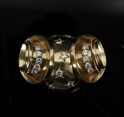 null Broche en or jaune et diamants à décor de disques superposés sur une demi-sphère.

Travail...