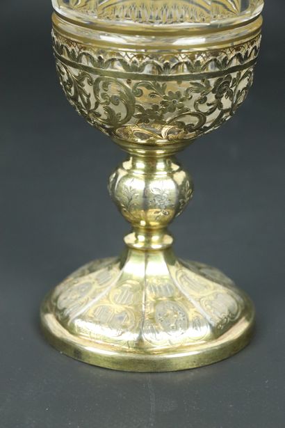 null Verre en vermeil et cristal, le verre à décor d'arcatures gothiques, la monture...