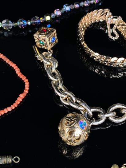 null Ensemble de bijoux fantaisie : 

- 1 bracelet métal doré et verre de couleurs,...