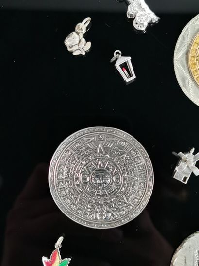 null Lot de bijoux en argent comprenant :

- neuf pendentifs dont trois circulaires...