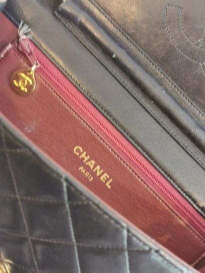 null 
CHANEL.




Sac classique 25 en cuir matelassé noir à rabat siglé du monogramme....