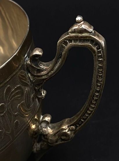 null Grande tasse et sous-tasse en argent, modèle à bordure ornée de baies.

Poinçons...