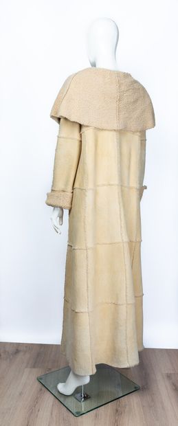 null CHANEL. 

Manteau long en peau d'agneau lainée beige. 

Taille 42. 

Référence...