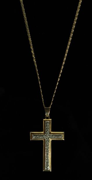  Chaine en or jaune et pendentif en forme de croix en or jaune et argent serti de...