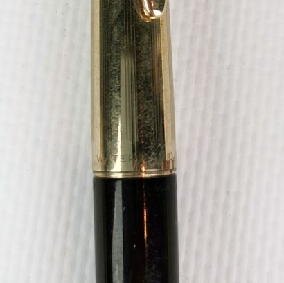 null WATERMAN. 

Stylo plume en métal doré et bakélite noire, plume en or 18K et...