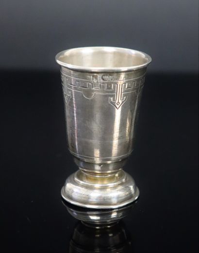 null Tasse et porte cure-dents en argent russe.

H_8,3 cm et H_6 cm.

104,60 grammes,...