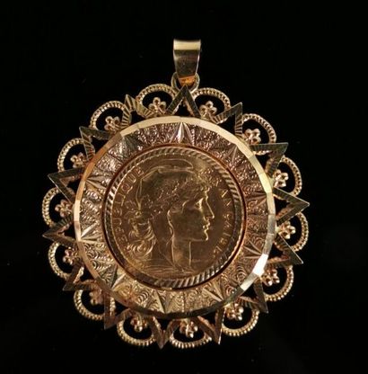  Important pendentif circulaire en or jaune à décor ajouré et orné en son centre...